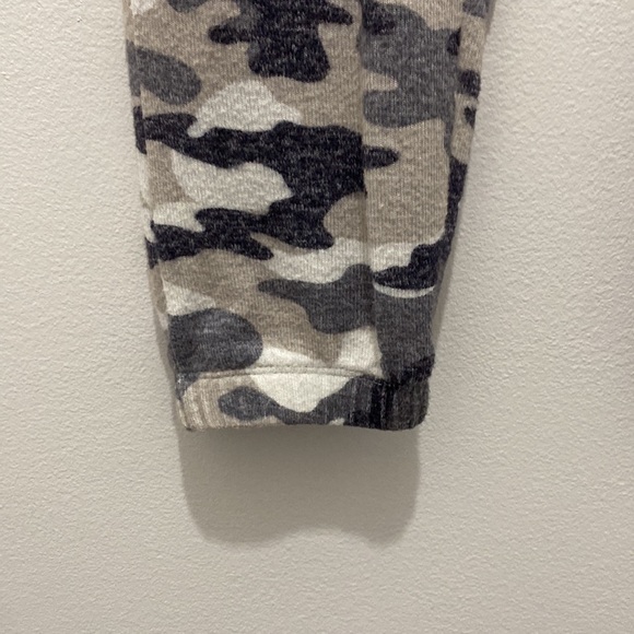 Zyia Gray Camo Lounge Boyfriend Sweats Size Small - Picture 2 of 7